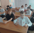 Дети, сидя за партами, читают информационные буклеты - Невельская ЦБС